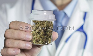 doctor sugeta un bote con marihuana